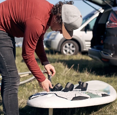 How to handle and transport your surfboard safely